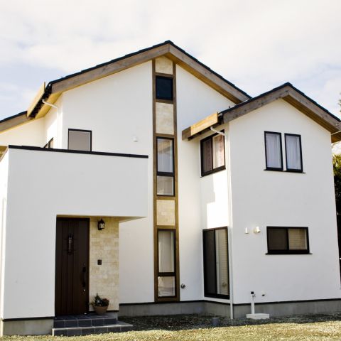 スタイリッシュな外観が目を引き、漆喰・無垢材・コーラルストーンが映える無添加住宅。 アイキャッチ画像