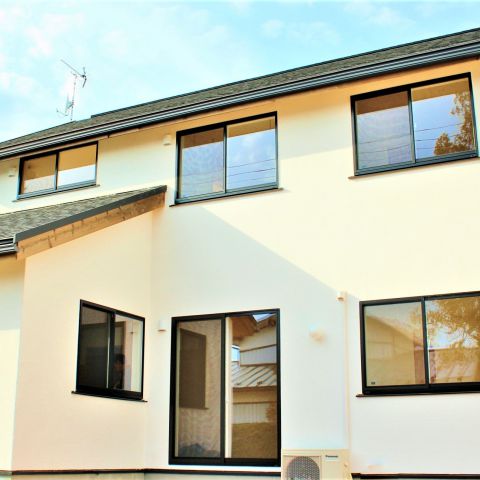 お互いの世帯が心地よく生活しやすい距離を保てるよう設計された二世帯住宅、自然素材の住宅へ。 アイキャッチ画像