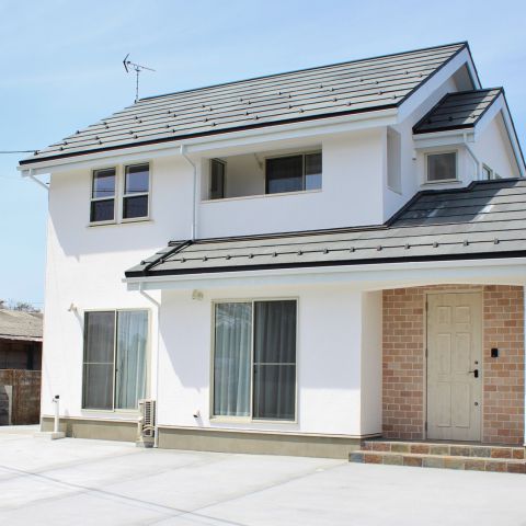 オープンキッチンやササラ桁階段など間仕切りが少ない開放的な空間のフルオーダーの無添加住宅。 アイキャッチ画像