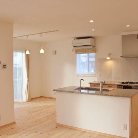 無垢床の木目、石天板の石模様、塗壁のラフな塗跡、全てが一体となり融合した優しい空間へ。 アイキャッチ画像