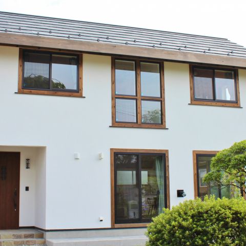 柿渋塗装の無垢フロアーや漆喰の壁の経年美化を楽しめる住むほどに愛着のある家に。 アイキャッチ画像