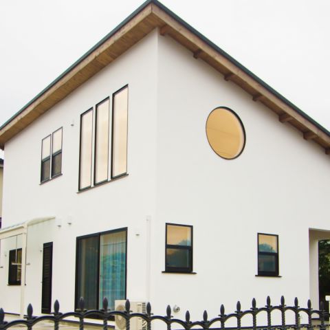 丸窓が印象的でリビングには小屋裏を利用したロフトがあり広々とした空間のお住まい。 アイキャッチ画像