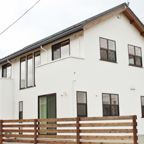 リビングの一角に旦那様の書斎を設け、秘密基地のような楽しい空間へ。 アイキャッチ画像