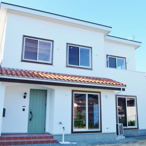 フランス瓦が特徴で濃いブラウンに塗装した無垢材と壁の白さを対照的にマッチした無添加住宅。 アイキャッチ画像