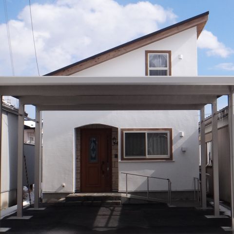 隣家が密接する立地ながら窓の位置をずらすことで、プライベートを確保し安心して暮らせる無添加住宅。 アイキャッチ画像