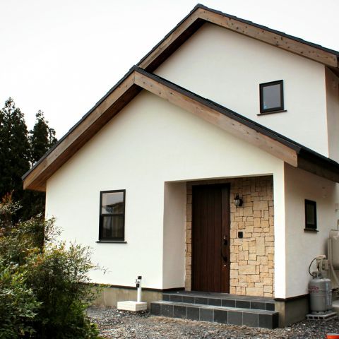 壁と床のコントラストでヴィンテージな雰囲気を出し、世代を越えて長く付き合える家へ。 アイキャッチ画像