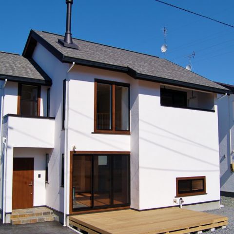 薪ストーブの煙突とウッドデッキが目を引き、漆喰壁との相性抜群な外観と和の空間もステキな無添加住宅へ。 アイキャッチ画像