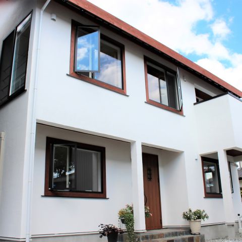 2Fリビングの無添加住宅。隣家が密接する立地でありながらも、十分な日差しや風通しを確保でき、勾配天井が自慢の住宅へ。 アイキャッチ画像