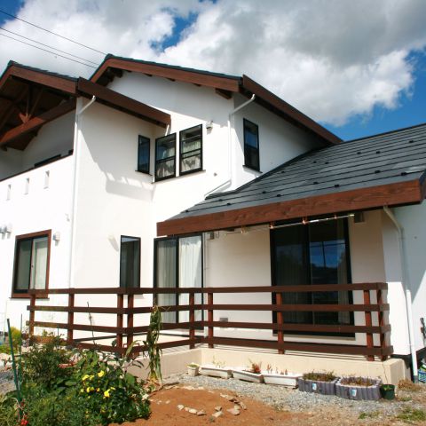 玄関の天然石、収納たっぷり、ロフトや小部屋をうまく創り、３世代がのびのび暮らせて職人技がたくさんの無添加住宅。 アイキャッチ画像