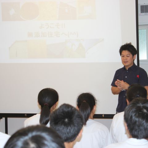 中学生が課外授業で訪問してくれています。 アイキャッチ画像