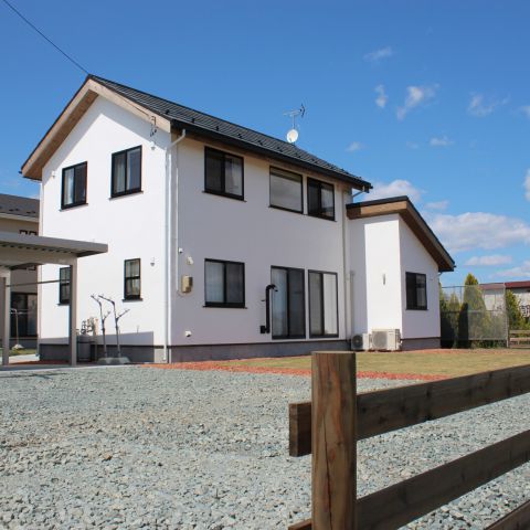 奥州市胆沢の田園風景に溶けこむ漆喰壁がとてもマッチした住宅へ。 アイキャッチ画像