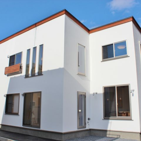 畳のベンチでくつろげるダイニングとセパレート型のキッチンが特徴的で家事動線も魅力なお住まいへ。 アイキャッチ画像