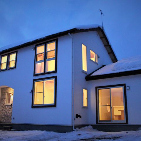 シンプルだけど暖かい。くつろぎ感いっぱいの和室と開放的な吹抜けがアクセントのお住まい。 アイキャッチ画像