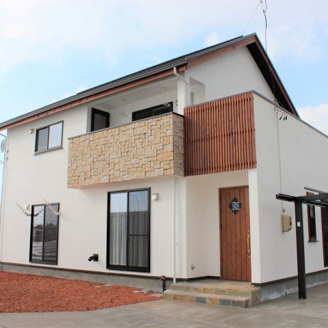 家族団らんが当たり前になる、シンプルで暖かい無垢材で居心地の良さが抜群の無添加住宅。 アイキャッチ画像