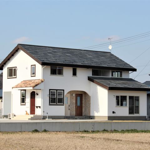 完全分離型の二世帯住宅。親・子両世帯がお互いの距離を保ちながらも、毎日顔を合わせて生活できる安心の居住空間が完成。 アイキャッチ画像