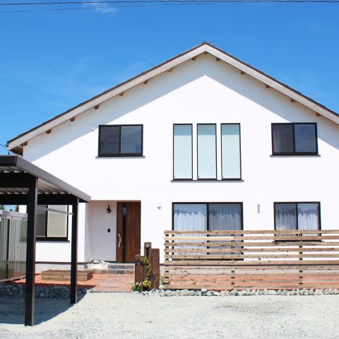 大きな石屋根の下で、ご家族が優しく包まれて成長されていく、そんな無添加住宅。 アイキャッチ画像