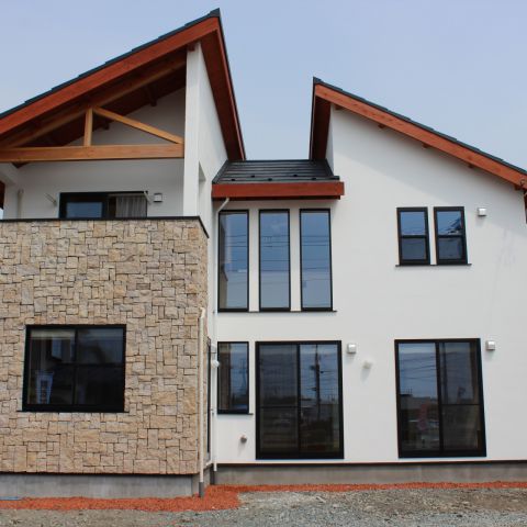 無垢材表しと石貼りの外観が特徴的で、随所にアクセントで天然石を使用して高級感のあるオンリーワン住宅。 アイキャッチ画像