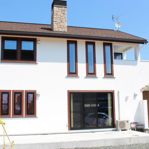 薪ストーブを中心にご家族が集まるリビング。インダストリアルな雰囲気がお洒落さをアップし開放感ある空間へ。 アイキャッチ画像