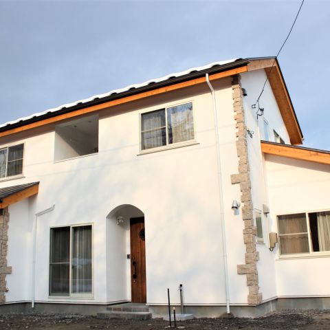 アーチの玄関や室内のニッチなど、お施主様のお好みに合わせたデザインが魅力な無添加住宅。 アイキャッチ画像