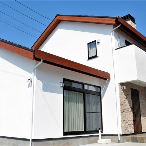 薪ストーブが家のシンボルとなり家中を暖かく包み込み、伝統的な続き和室も魅力な無添加住宅。 アイキャッチ画像