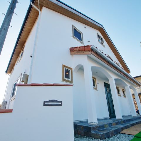 ゆったりと広い間取りと西洋を取り入れた外観が魅力。ワンランク上の無添加住宅プレミアム。 アイキャッチ画像