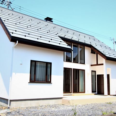 家族の笑顔が響き渡るリビングに、勾配天井で高く広い空間の注文住宅。 アイキャッチ画像