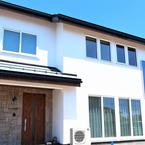 奥州市水沢の注文住宅。広々としたリビングに吹き抜けでさらに開放的な空間へ。 アイキャッチ画像