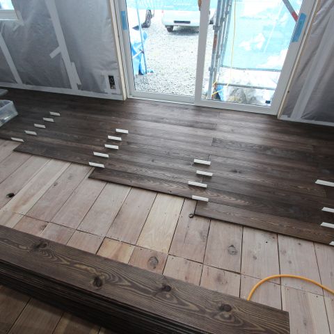 現場リポート④無垢のフローリングを貼っています! アイキャッチ画像