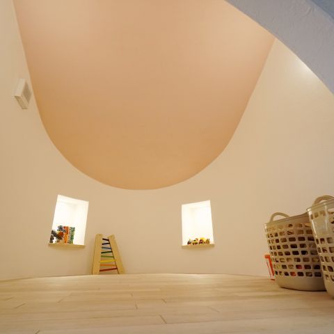 優しさ溢れる【Ｒ壁のある家】 アイキャッチ画像