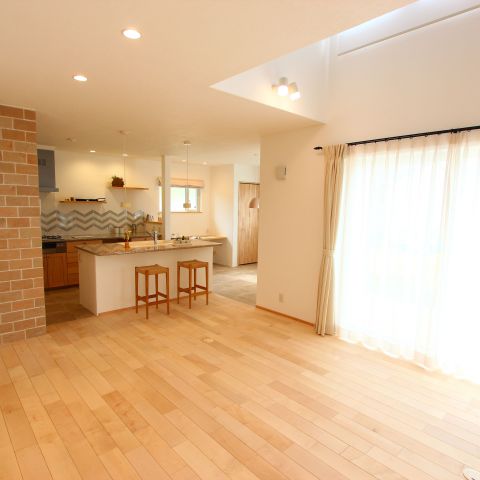 三角屋根が可愛いお家。  広々としたキッチンと吹き抜けで高級感・開放感がのんびりしたくなる空間へ。 アイキャッチ画像