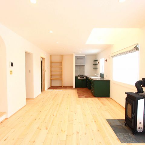 グリーンのキッチンがかわいい自然素材100％のお家 アイキャッチ画像