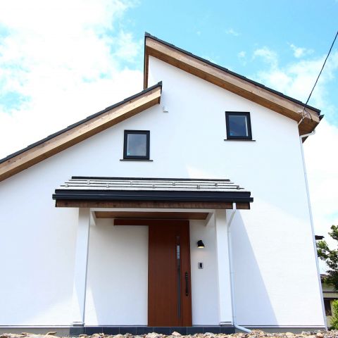 半2階の勾配天井が心地よい収納たっぷり大空間の家 アイキャッチ画像