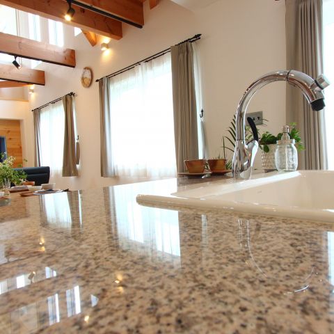 人気の天然石シリーズ「みかげ石　ピーチポリーノ」 アイキャッチ画像