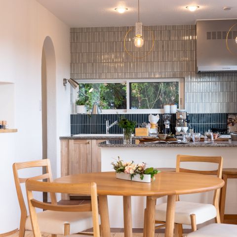 郊外の田園風景と調和するしっくいの家 アイキャッチ画像