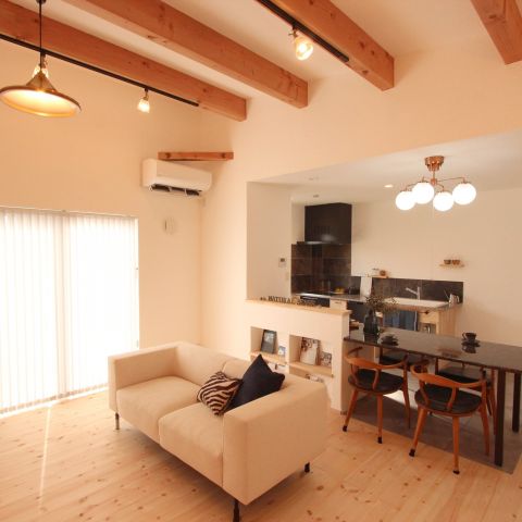 あらわしの梁が空間を広げる、白い外観の平屋 アイキャッチ画像