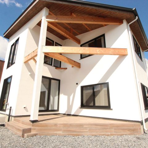 吹き抜けと小上がりの和室がつながる、白い漆喰と木の2階建て アイキャッチ画像