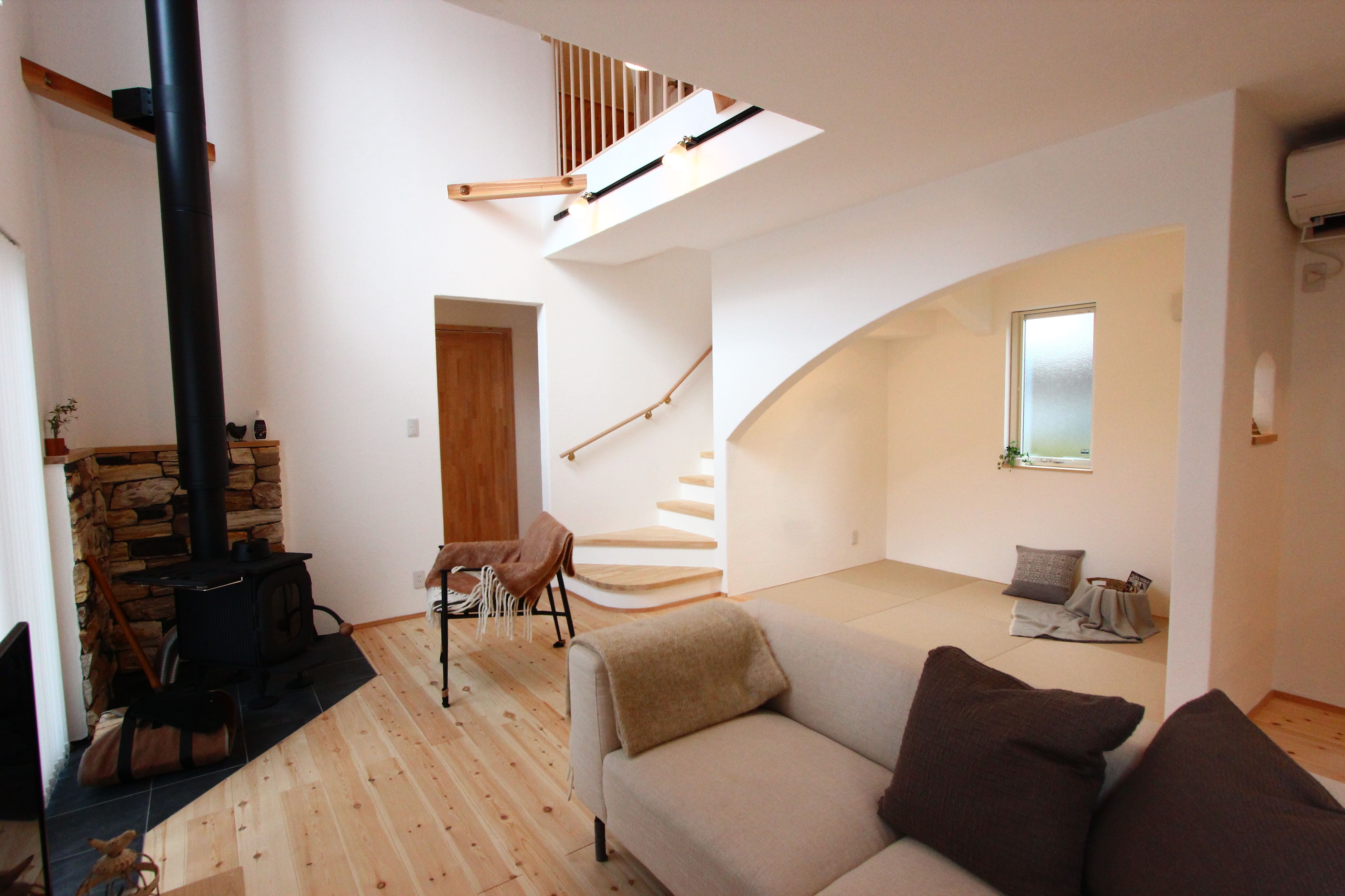 大きな屋根の下で、のびのび暮らす。薪ストーブのあるお家 画像